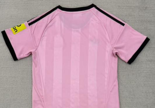 Newcastle's pink goalkeeper