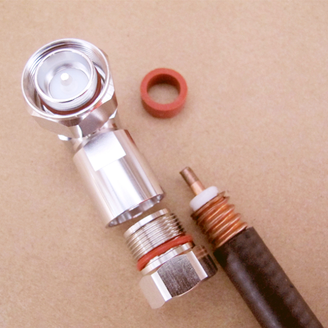 Mini DIN 4.3-10 Plug Right Angle Male Clamp Connector for 1/2" Superflexible Cable