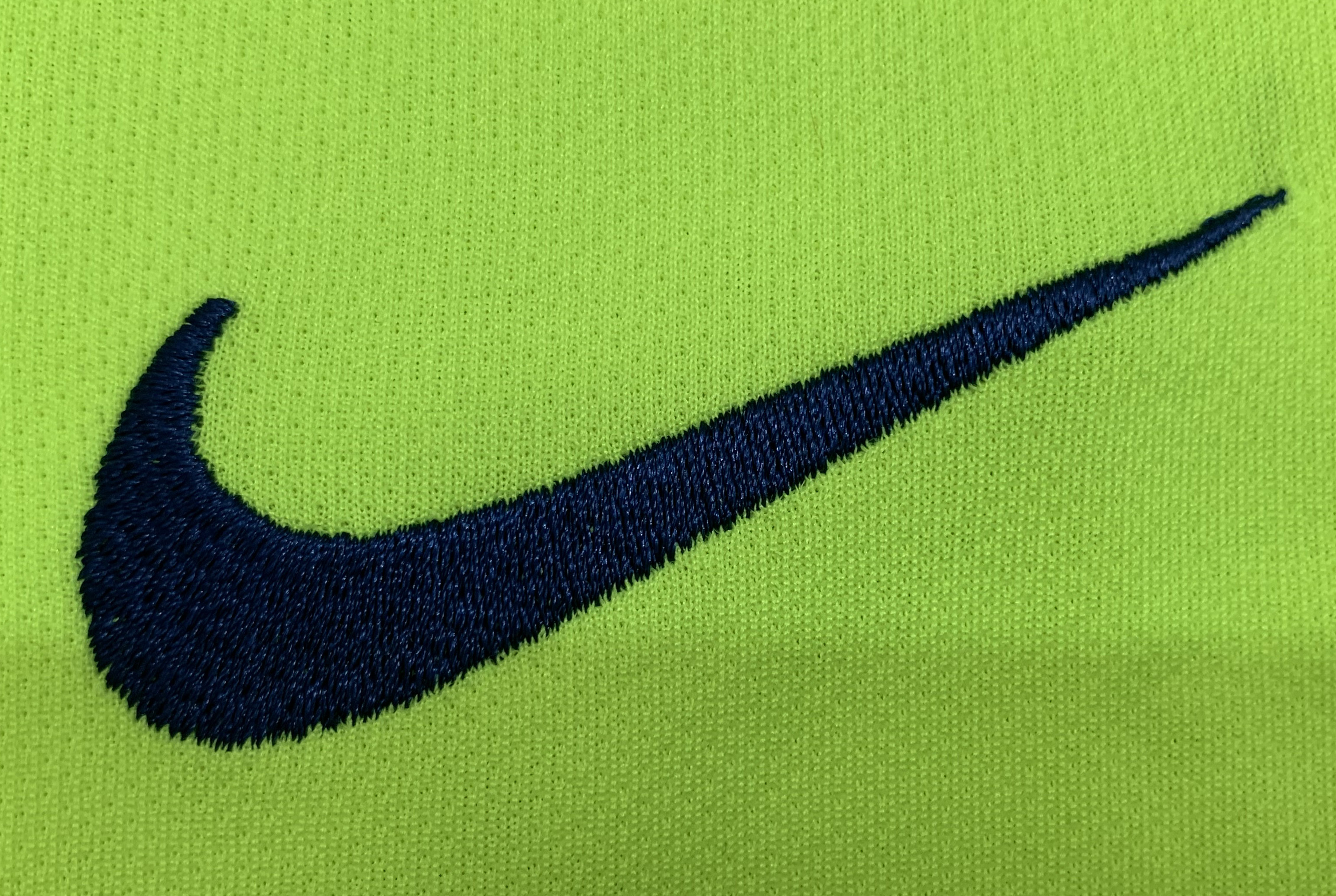 Barcelona Retro 2005-2006 away jersey