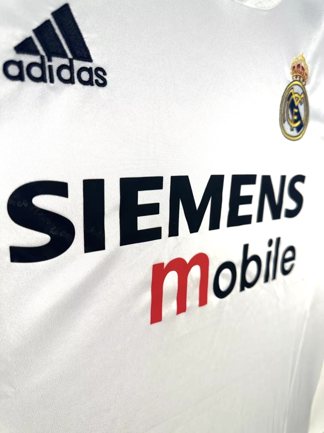 Real Madrid Retro 2004-2005 home court jersey