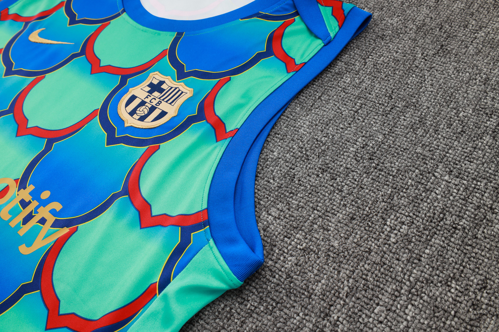 Barcelona 24/25 Adults short sleeved training suit with top and pants