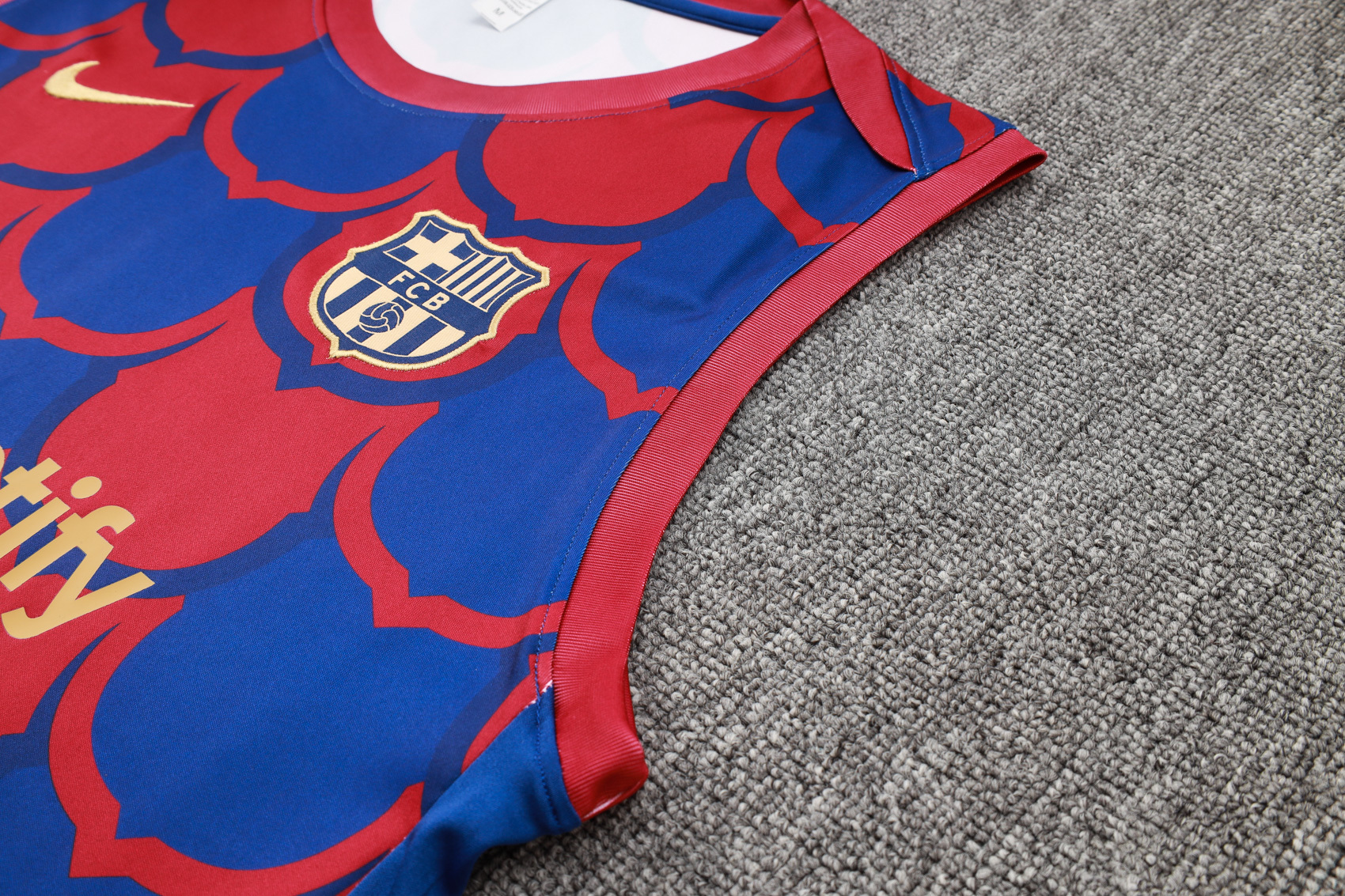 Barcelona 24/25 Adults short sleeved training suit with top and pants