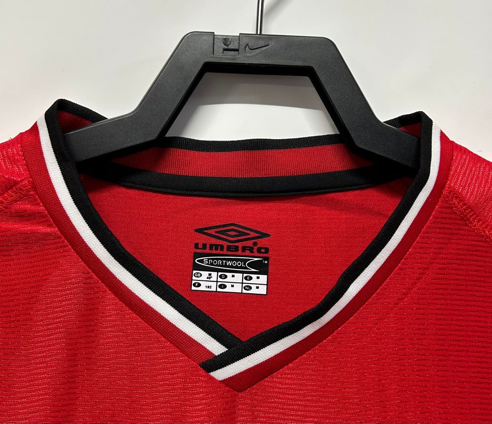 Manchester United Retro 2000-2002 season home jersey