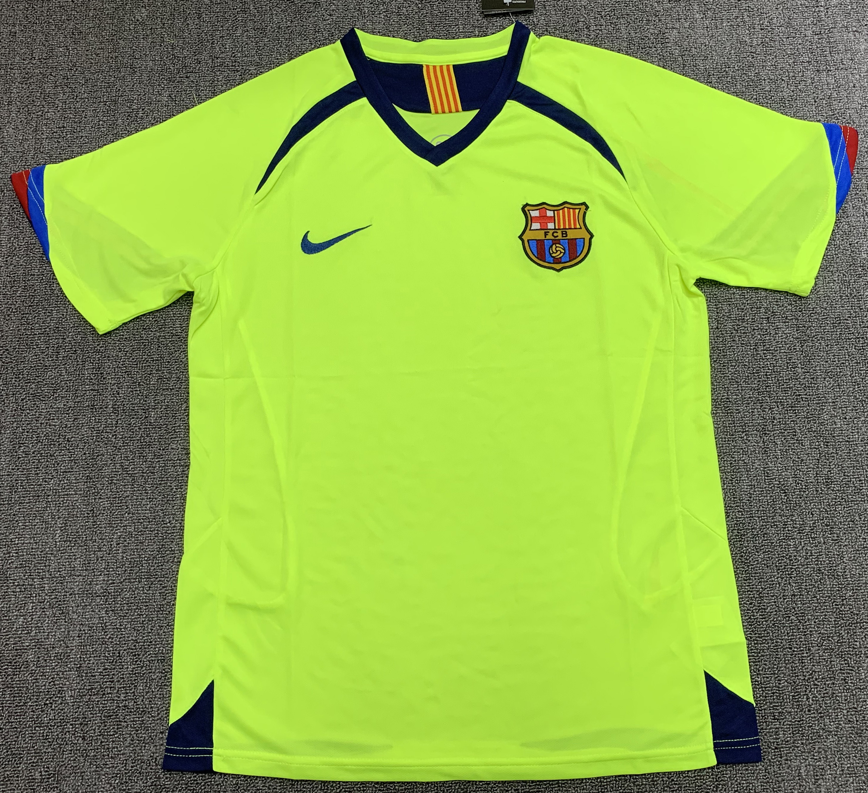 Barcelona Retro 2005-2006 away jersey