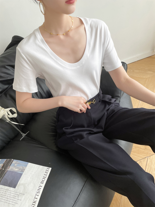 White large U-neck T-shirt