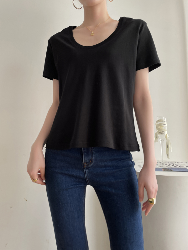 Black U-neck T-shirt