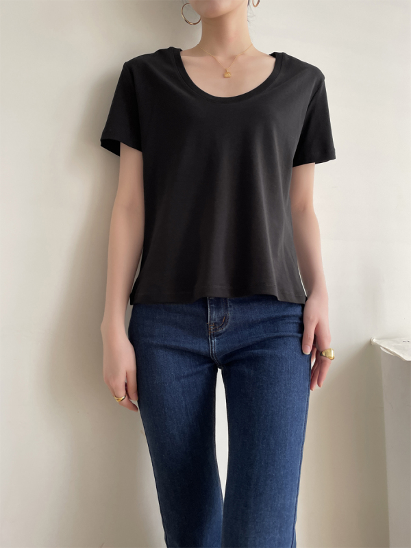 Black U-neck T-shirt