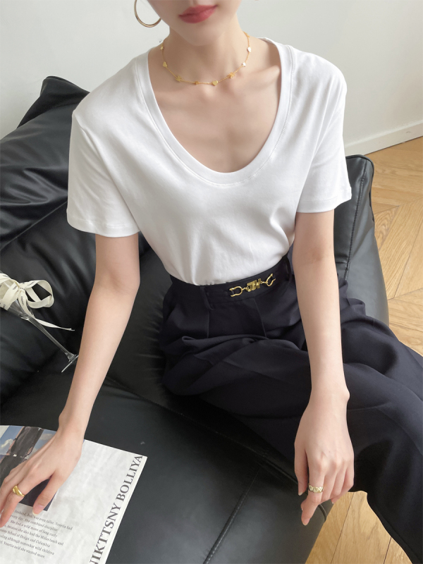 White large U-neck T-shirt