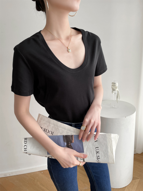 Black U-neck T-shirt