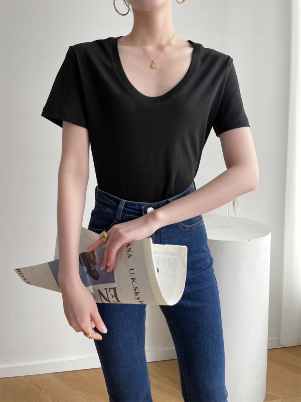 Black U-neck T-shirt