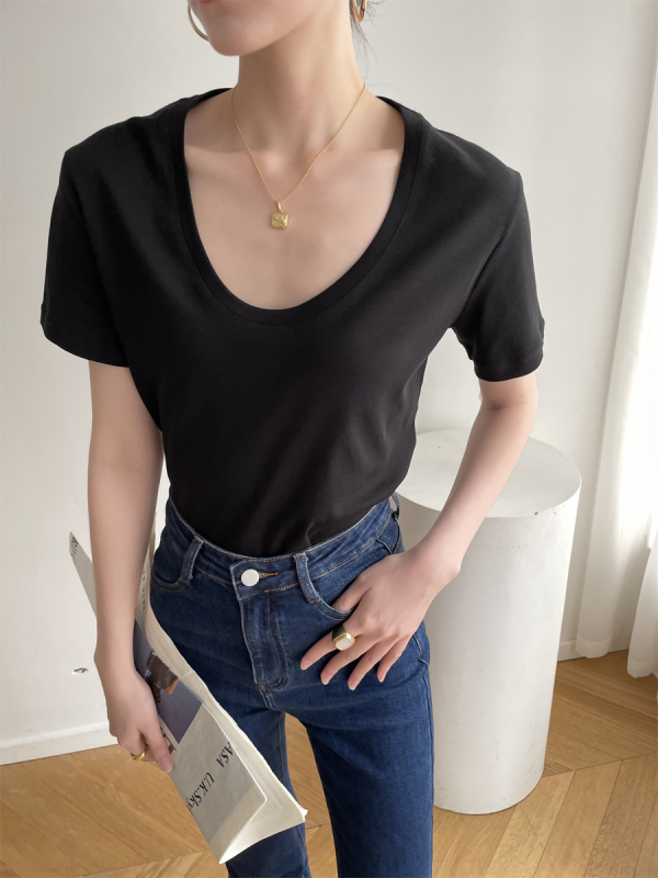 Black U-neck T-shirt
