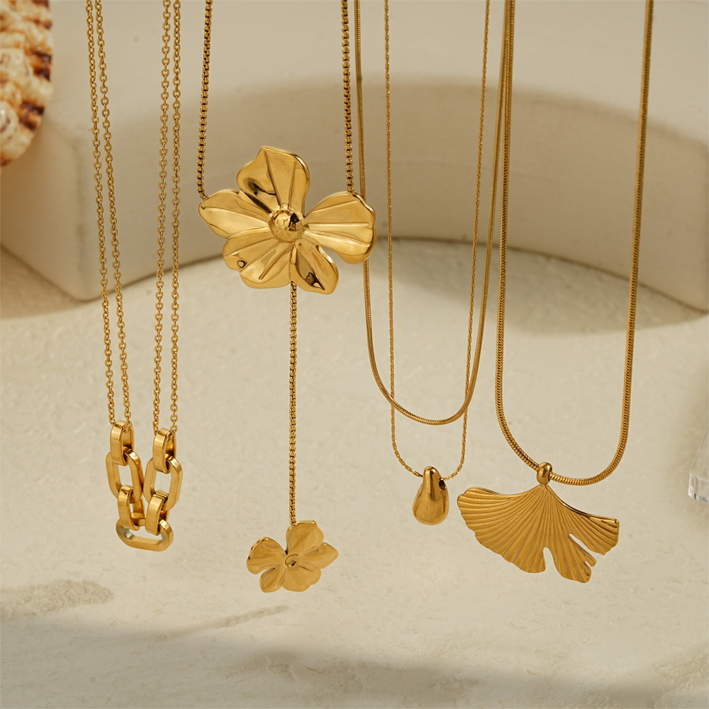 A modern necklace set with floral ginkgo drop pendant and chain designs