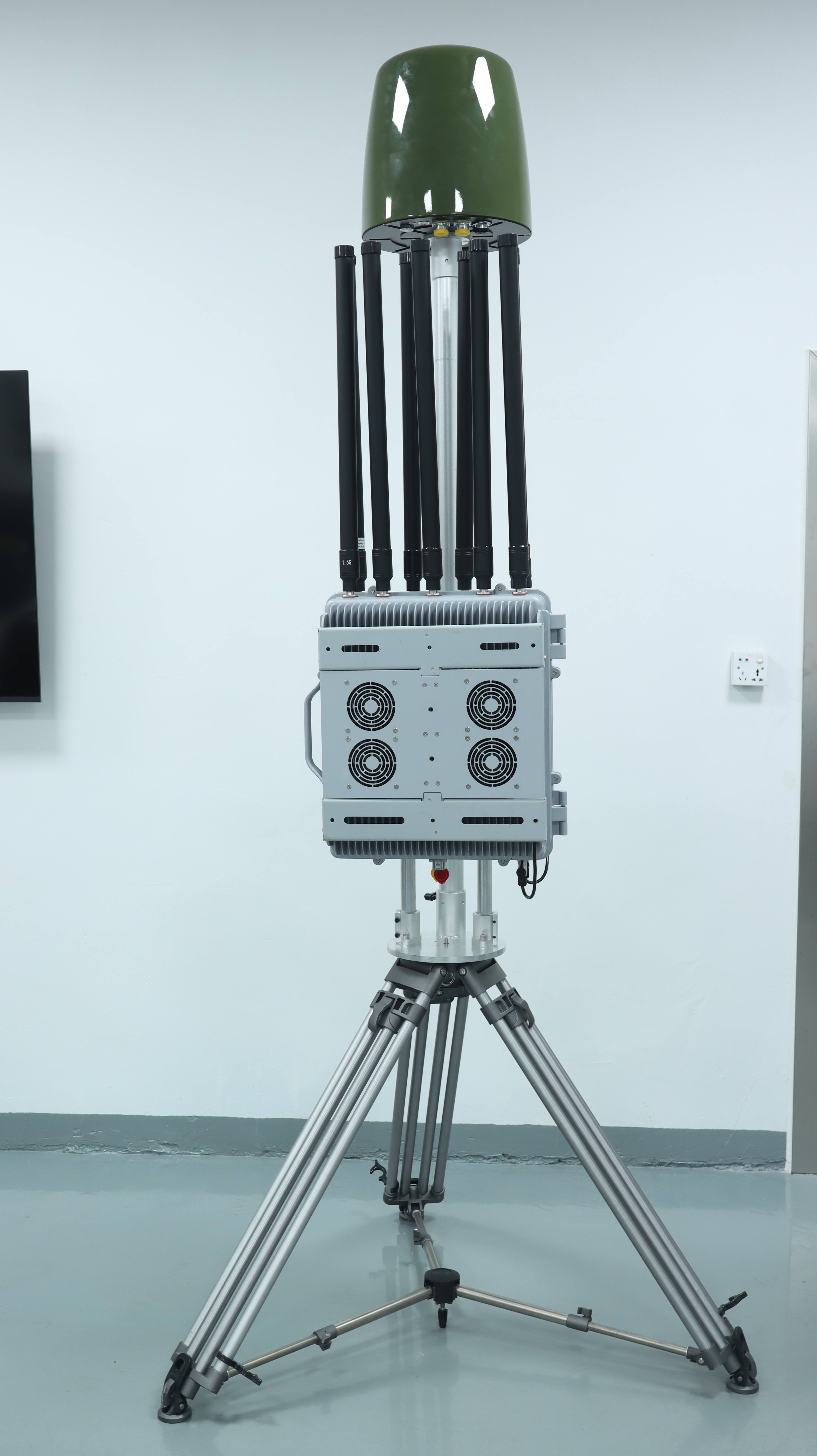 Omnidirectional 300-6200MHz FPV Signal Detector and position 3KM with drone jammer system