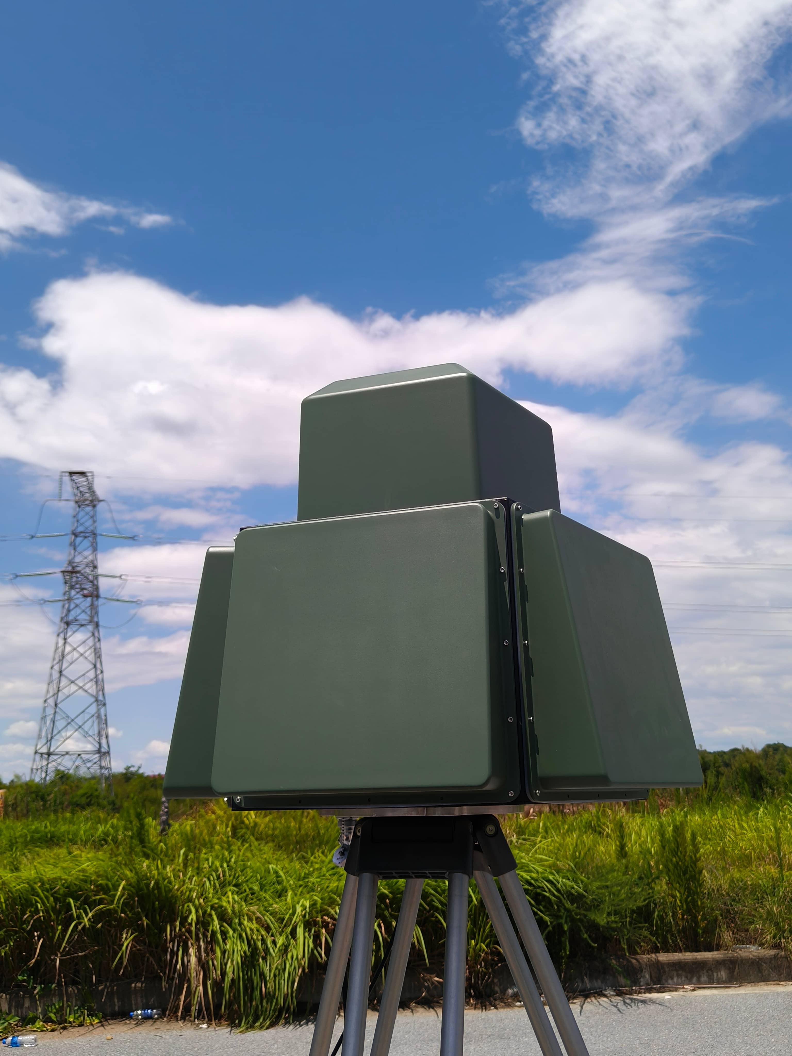 Vehicle 300MHz~6GHz 5 km Drone Detector and 900M/1.2GHz/1.5GHz/2.4GHz/5.2GHz/5.8GHz 6 Band 3KM Drone Jammer