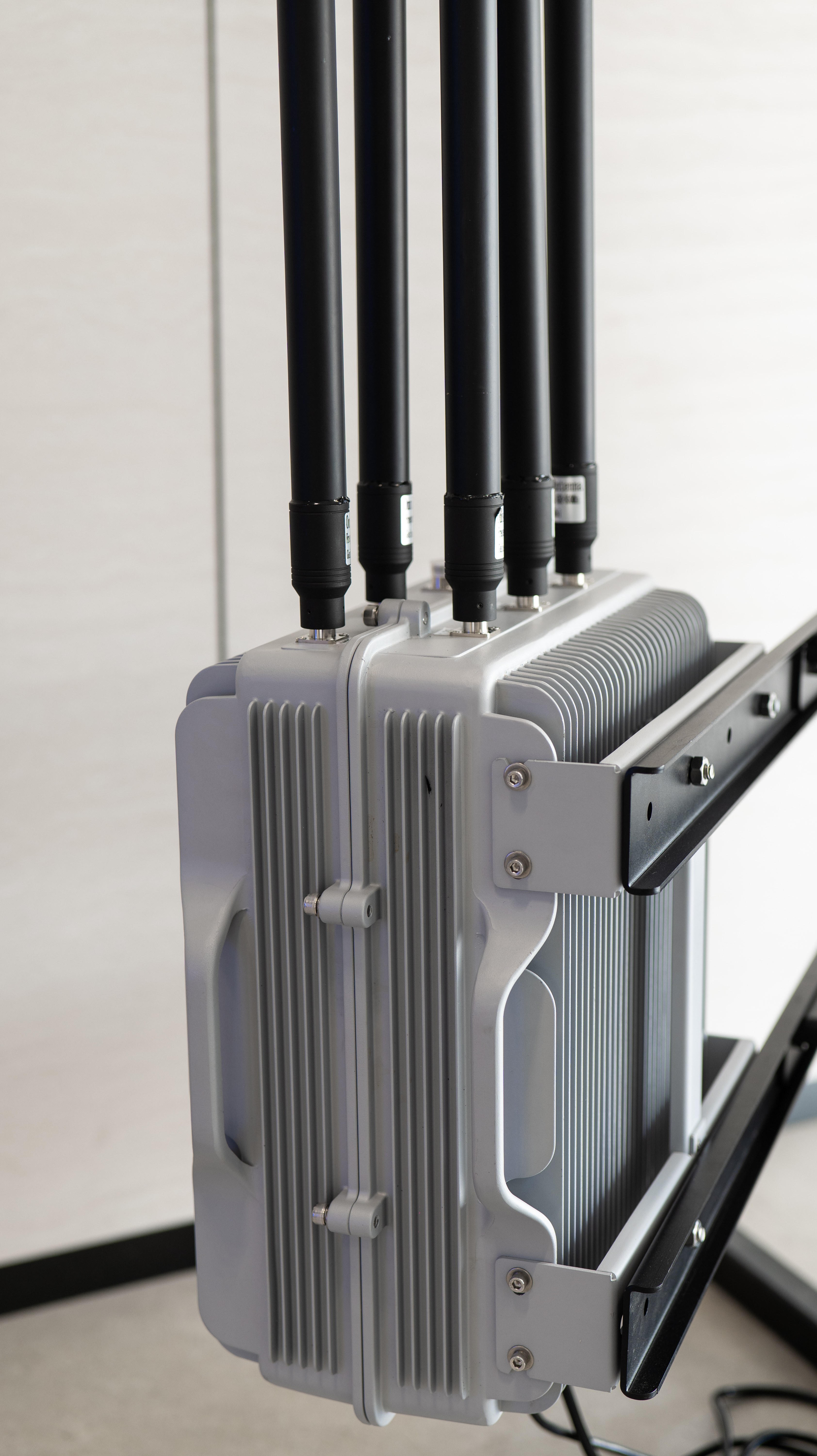 70MHz-6GHz Full frequency Band 10KM Fixed Drone Detection and 3KM Drone Jamming Device
