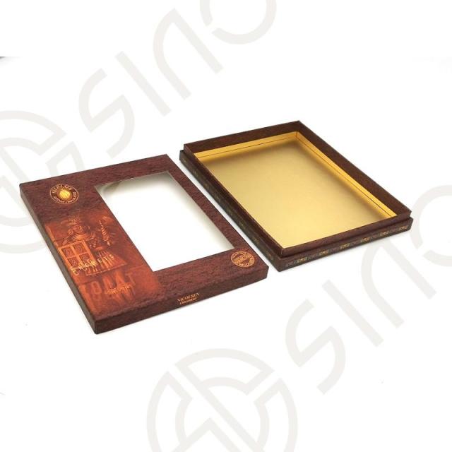 Box with lid and shoulder