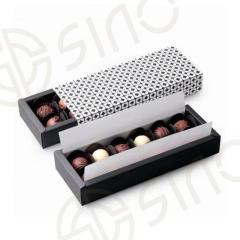 Chocolate box with flexible dividers