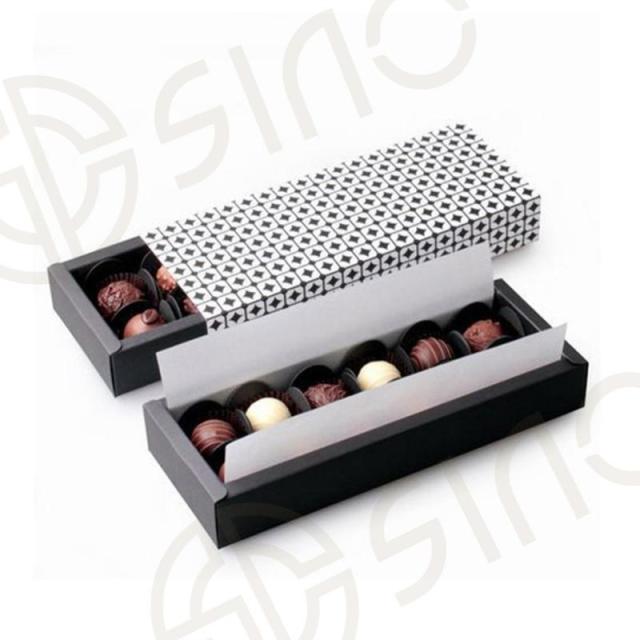 Chocolate box with flexible dividers