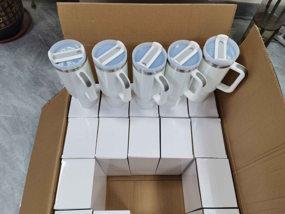 40oz Gn2.0  White Tumbler with handle and plastic straw