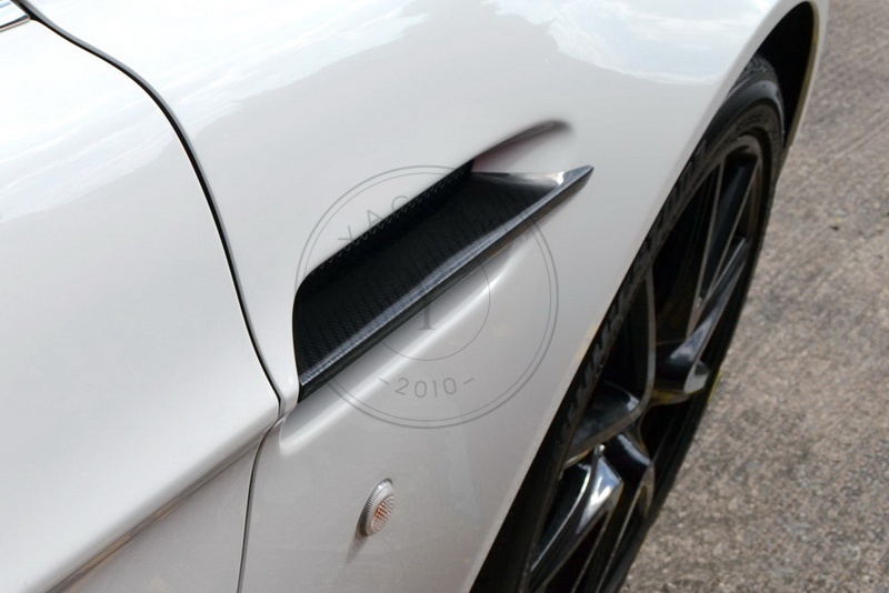 Dry Carbon Side Striker Replacement For 06-15 Aston Martin V8 Vantage&S V12 Vantage&S