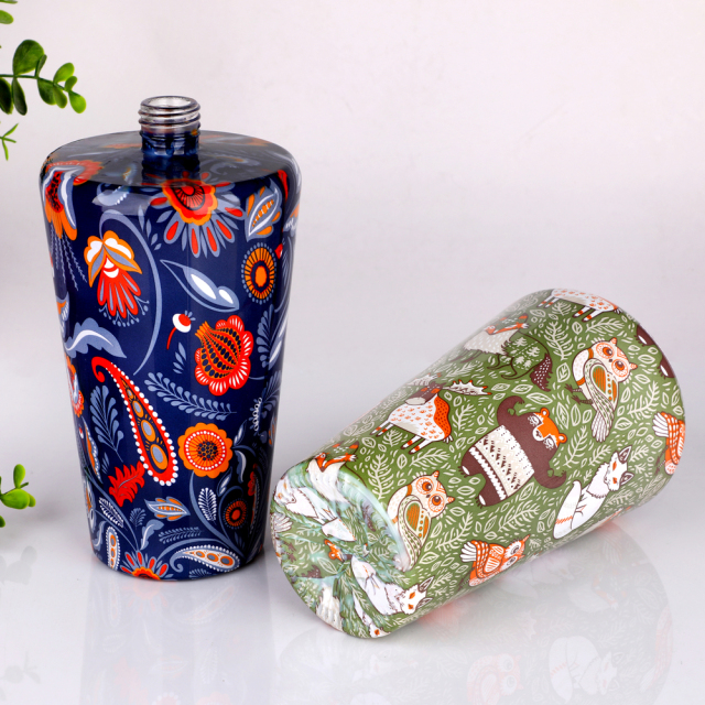 Wholesale Custom 1000ml Flat Glass Flask Bottle Full Wrap Decal Print Beverage Juice Spirit Container Gift Set OEM Bulk,Оптовые поставки стеклянной посуды и производство индивидуальных свечных банок | Ruixin Glass,Wholesale Custom 1000ml Flat Glass Flask Bottle Full Wrap Decal Print Beverage Juice Spirit Container Gift Set OEM Bulk