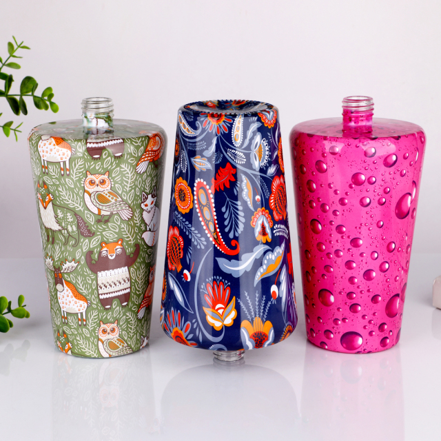 Wholesale Custom 1000ml Flat Glass Flask Bottle Full Wrap Decal Print Beverage Juice Spirit Container Gift Set OEM Bulk,Оптовые поставки стеклянной посуды и производство индивидуальных свечных банок | Ruixin Glass,Wholesale Custom 1000ml Flat Glass Flask Bottle Full Wrap Decal Print Beverage Juice Spirit Container Gift Set OEM Bulk