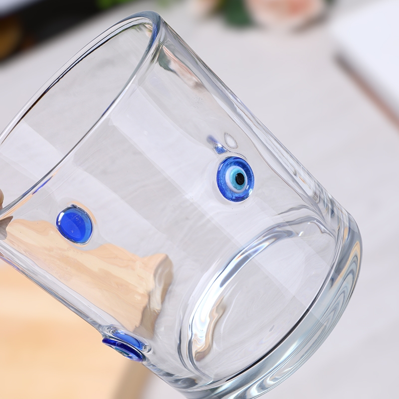 Thick bottom crystal whiskey tumbler detail