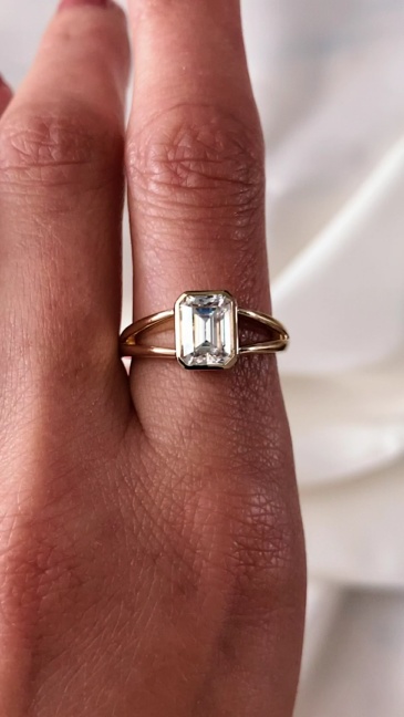 2 Carat Emerald Cut Lab-Grown Diamond Bezel Engagement Ring in 14K Gold with Split Shank | IGI Certified E-Color VVS2