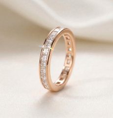 Angled profile highlighting the thick 18K gold band and the magnificent light reflection of the flush-set princess cut lab-grown diamonds.