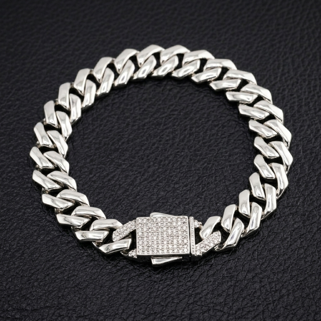 Closed loop view of a round-cut DE color moissanite Cuban chain bracelet crafted in premium S925 sterling silver.