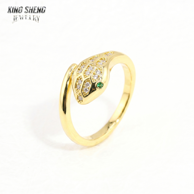 Detailed side profile of the coiled snake ring crafted from hypoallergenic S925 sterling silver with thick rhodium plating, revealing the secure prong setting.
