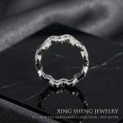 Macro close-up of the Excellent Cut VVS round moissanite stones securely micro-pave set into the flowing wavy band, demonstrating superior rainbow fire and brilliance.