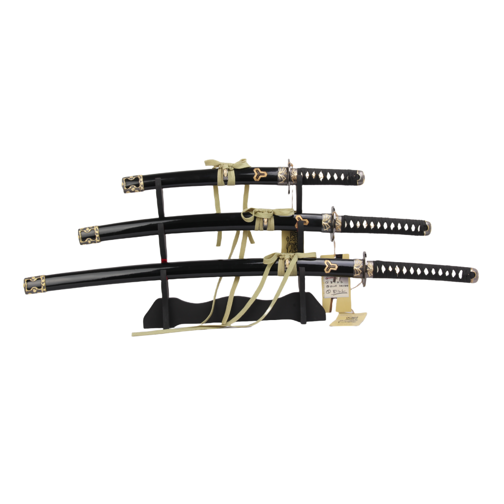 Kill Bill Movie Replica Samurai Sword 3-Piece Set with 3-Tier Wooden Display Stand - Iconic Engraved Scabbards（杀死比尔三件套）US、CA、EU