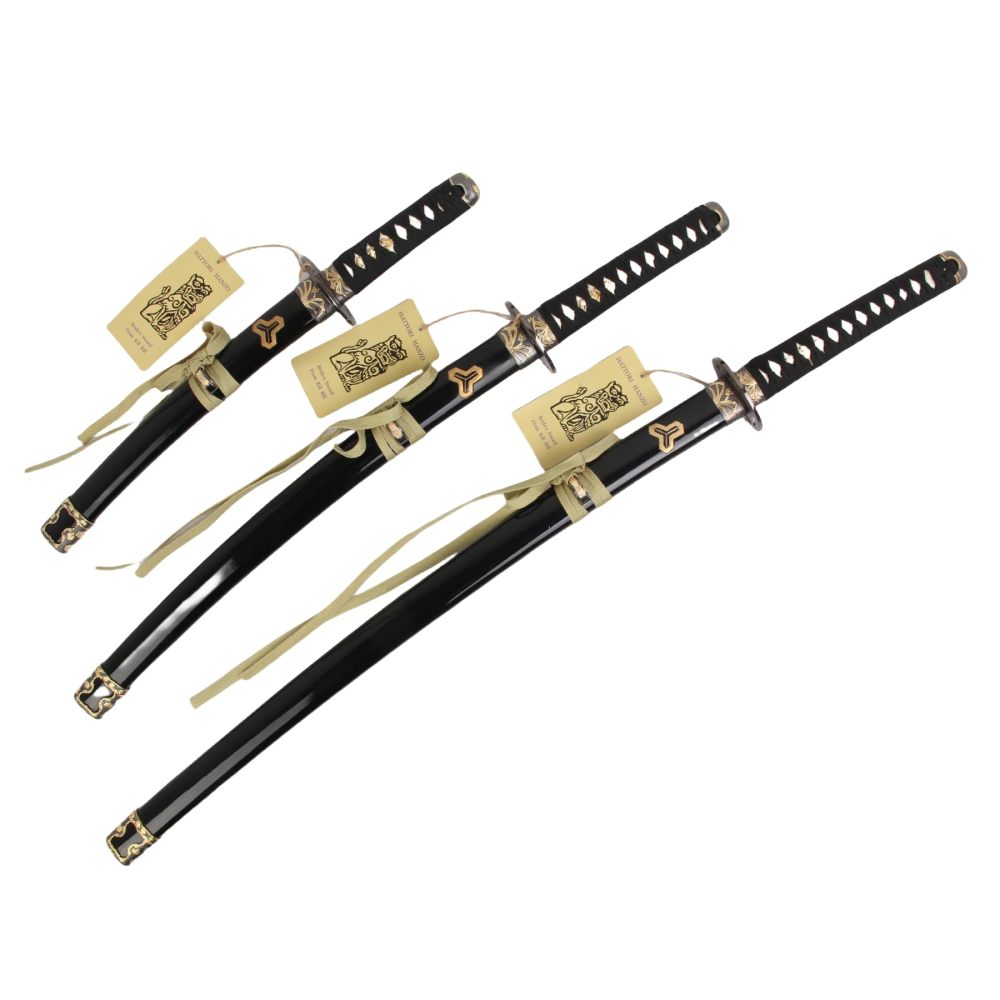 Kill Bill Movie Replica Samurai Sword 3-Piece Set with 3-Tier Wooden Display Stand - Iconic Engraved Scabbards（杀死比尔三件套）US、CA、EU