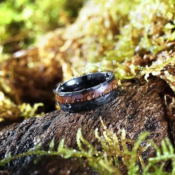 Ouyuan Wholesale Jewelry 8mm Hammered Tungsten Carbide Ring for Men Fashion Engagement Wedding Band Inlaid Wood