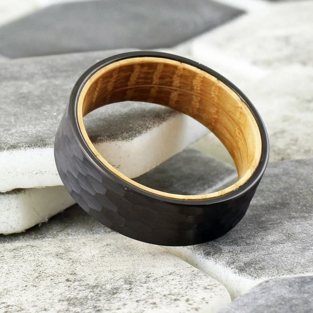China Factory Ouyuan Wholesale 8mm Black Plated Hammered Tungsten Carbide Ring with Wood Inlay