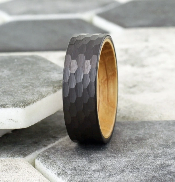 China Factory Ouyuan Wholesale 8mm Black Plated Hammered Tungsten Carbide Ring with Wood Inlay