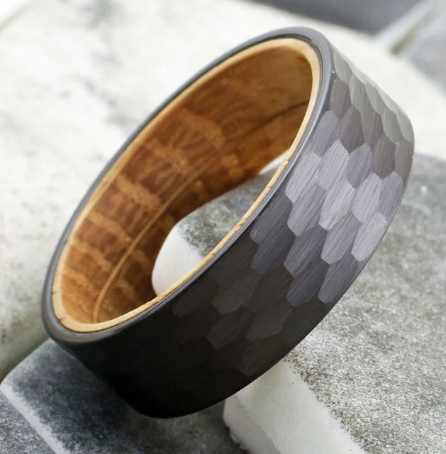 China Factory Ouyuan Wholesale 8mm Black Plated Hammered Tungsten Carbide Ring with Wood Inlay