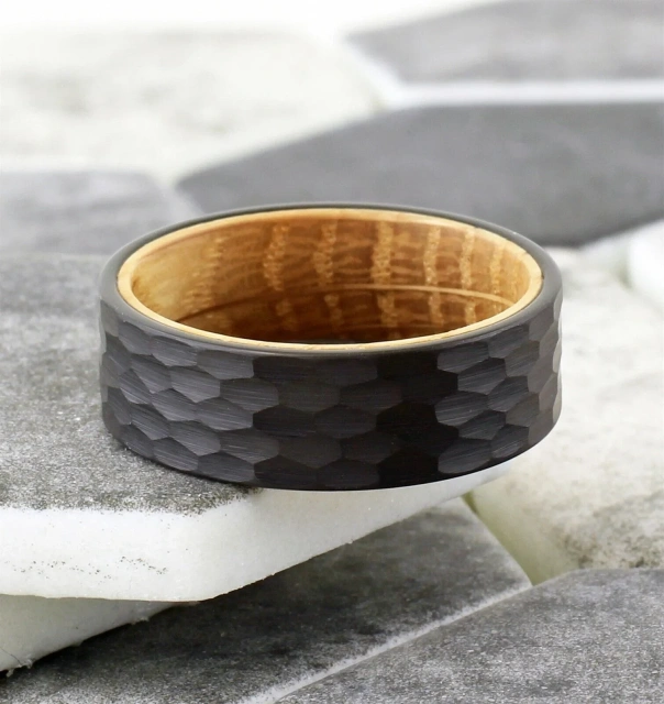 China Factory Ouyuan Wholesale 8mm Black Plated Hammered Tungsten Carbide Ring with Wood Inlay
