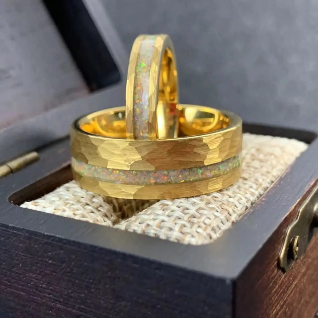 Factory Price Pure Tungsten Carbide Hammered 4MM and 8MM 24K Gold Tungsten Ring Wedding Ring Gold Rings for Couples