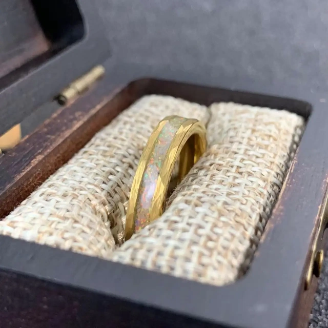 Factory Price Pure Tungsten Carbide Hammered 4MM and 8MM 24K Gold Tungsten Ring Wedding Ring Gold Rings for Couples