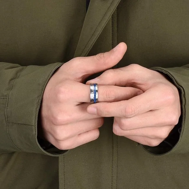 Wholesale 8mm Tungsten Jewelry Blue Nature Dyed Elder Wood Silver Hammered Rings for Men Wedding Rings Custom Fashion Rings