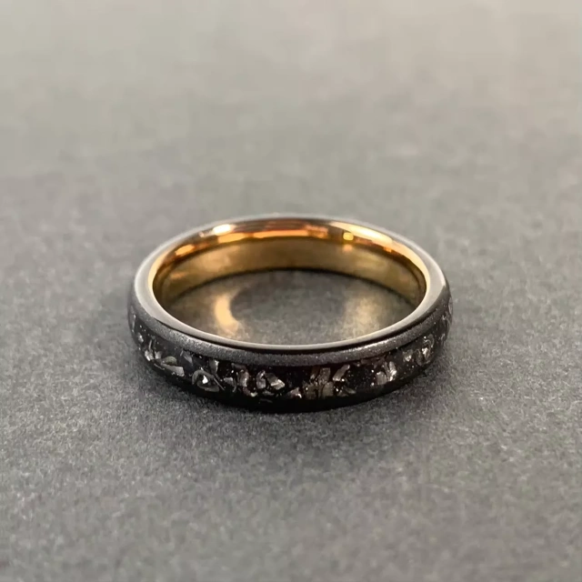 Factory Fashion Jewelry 8mm 4mm Crushed Black Meteorite Inlay Black Tungsten Ring for Men Rings Gold Sandblasted Wedding Rings
