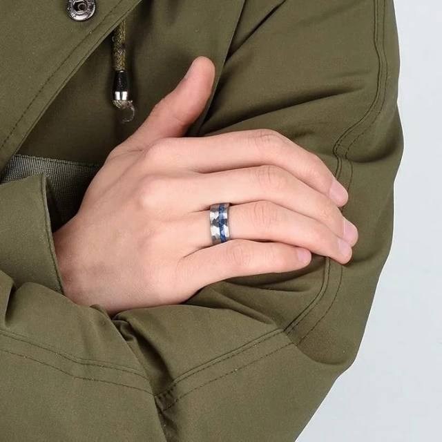 Wholesale 8mm Tungsten Jewelry Blue Nature Dyed Elder Wood Silver Hammered Rings for Men Wedding Rings Custom Fashion Rings