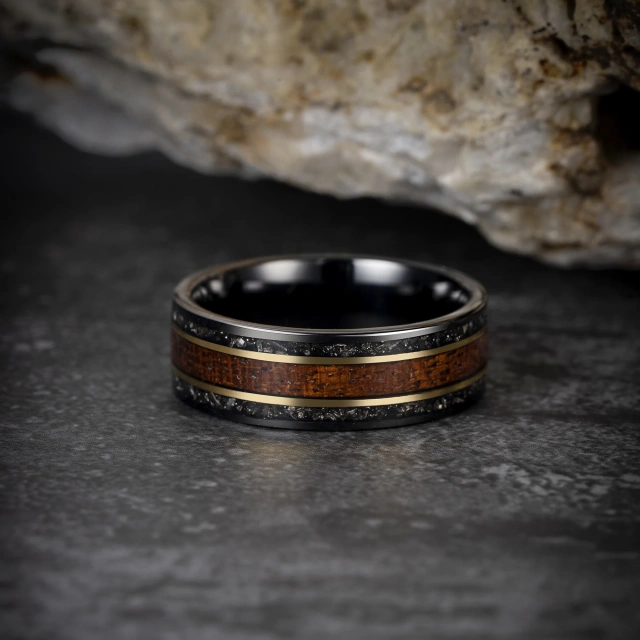 New Design Fashion Luxury Men Ring 8mm Gold Line and Rose Wood Meteorite Inlay Black Tungsten Carbide Ring Mens Wedding Ring