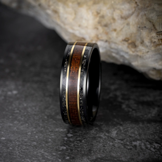 New Design Fashion Luxury Men Ring 8mm Gold Line and Rose Wood Meteorite Inlay Black Tungsten Carbide Ring Mens Wedding Ring