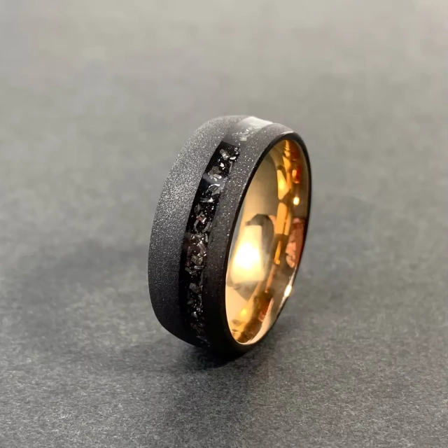 Factory Fashion Jewelry 8mm 4mm Crushed Black Meteorite Inlay Black Tungsten Ring for Men Rings Gold Sandblasted Wedding Rings