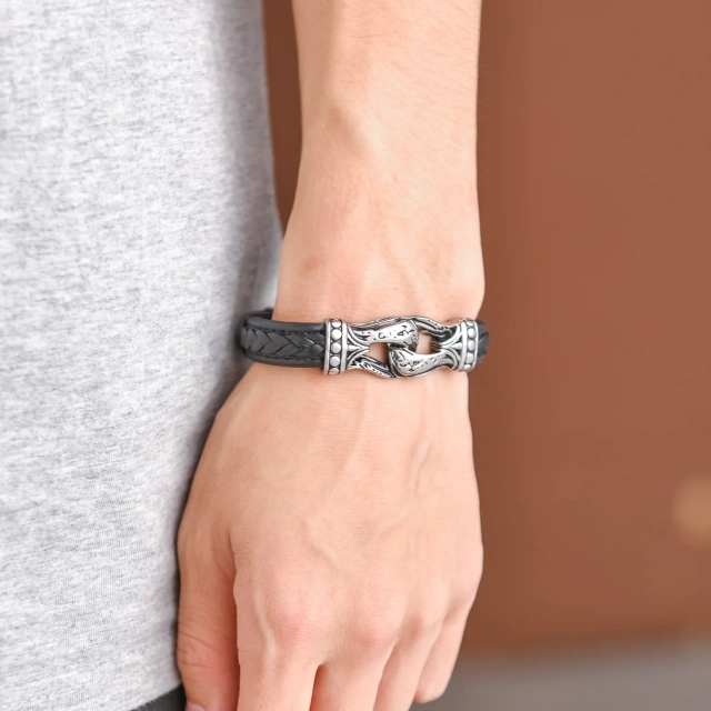 2023 Hot Products Handmade Mens Leather Bracelet Braided Mens Hand Bracelet for Men With Custom Laser Logo Clasp With Giftbox