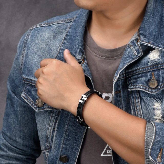 Wholesale Fashionable Bangles Trendy Three-Layer Black Leather Braided Bracelet with Stainless Steel Personality Accessories