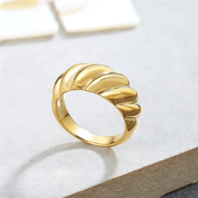 Fashion Jewelry 18K Gold Plated Stainless Steel Ring Titanium Steel Ring for Women Wedding Engagement Bands